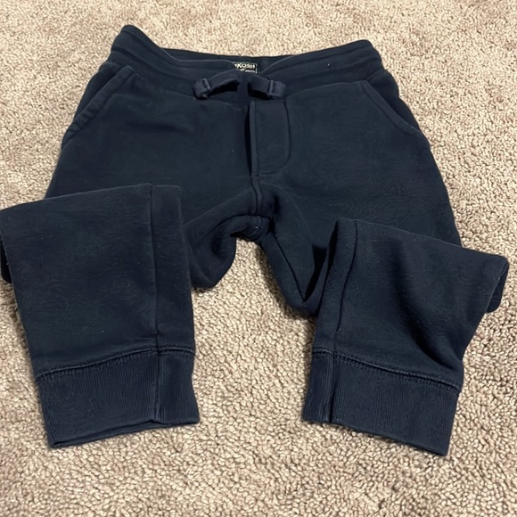 🎊 2/$20  Toddler boy OshKosh Joggers 🎊 - Picture 3 of 5